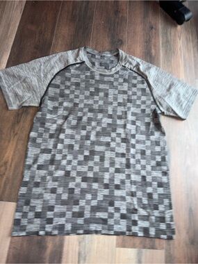 lululemon athletica Men's Gray Patterned Crewneck Tee